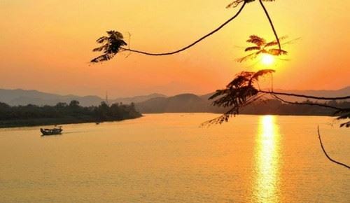 Hãy cùng chiêm ngưỡng hình ảnh đẹp tuyệt vời về Sông Hương, dòng sông huyền thoại của xứ Huế, một nơi được người dân địa phương yêu mến và bảo vệ với tất cả tình yêu và tâm huyết của mình.